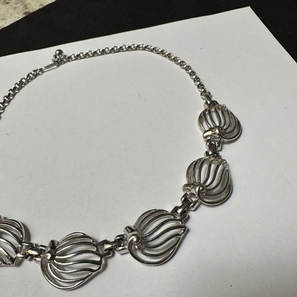 Women’s Silver Tone Metal Choker Style Costume Necklace - Picture 2 of 10